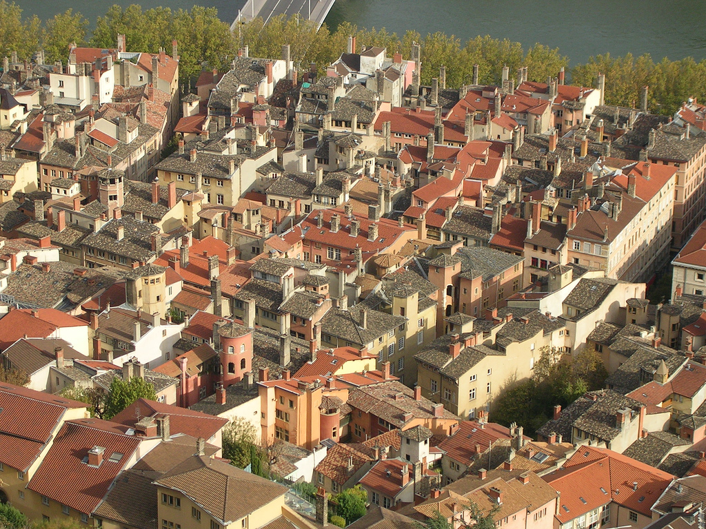 Toits rouges du Vieux-Lyon au bord de la Saône, quartier Saint-Jean