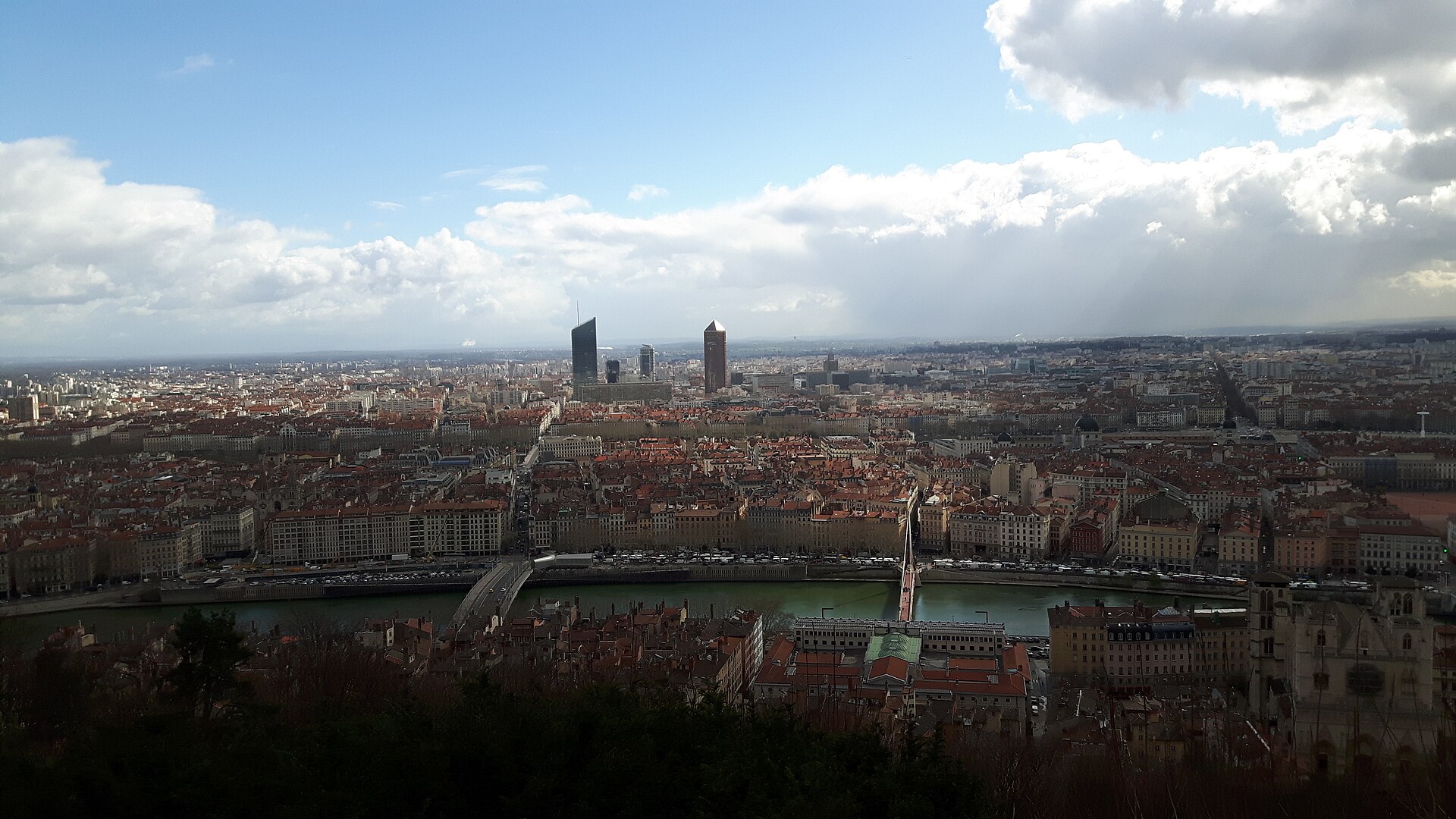 Panorama de Lyon depuis la colline de Fourvière — toits rouges du Vieux-Lyon, la Saône et les tours de la Part-Dieu