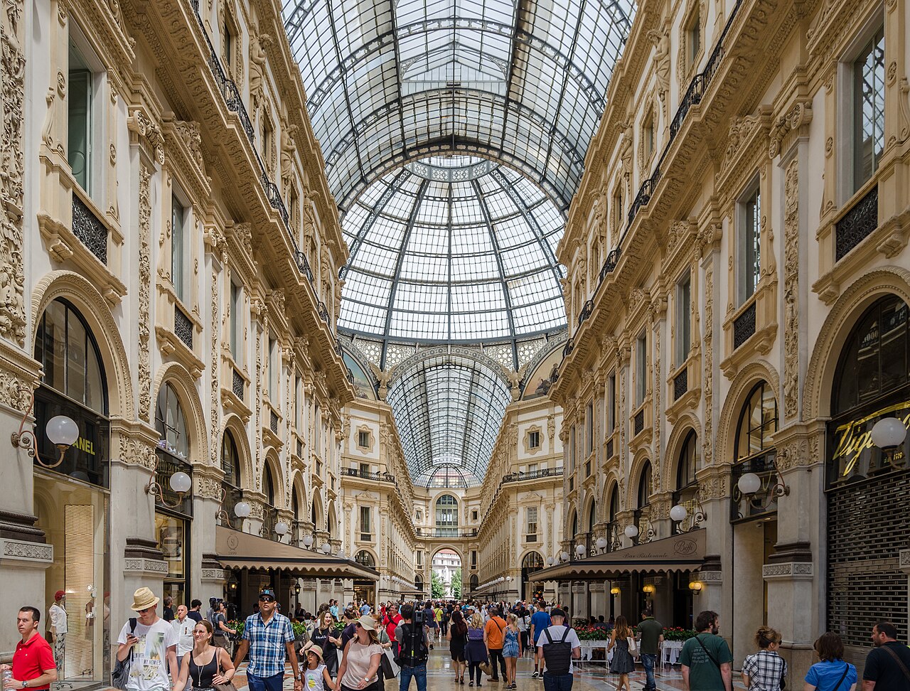 Interno della Galleria Vittorio Emanuele II a Milano — cupola in vetro e ferro