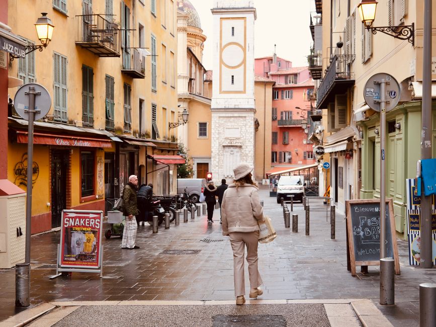 Rue du Vieux-Nice et tour de l'horloge — ruelles colorées du quartier historique