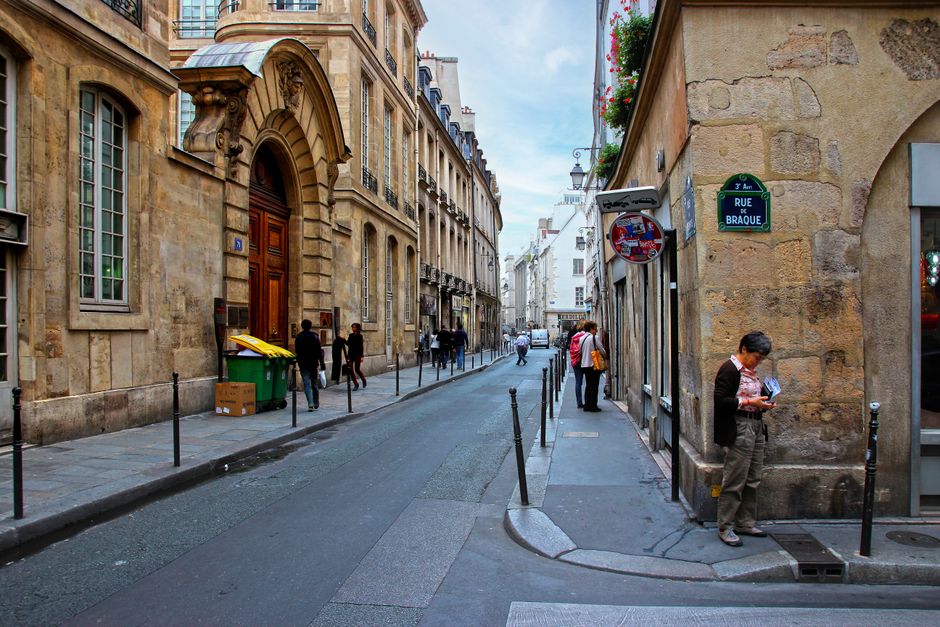 Rue de Braque dans le Marais — ruelle typique et architecture parisienne
