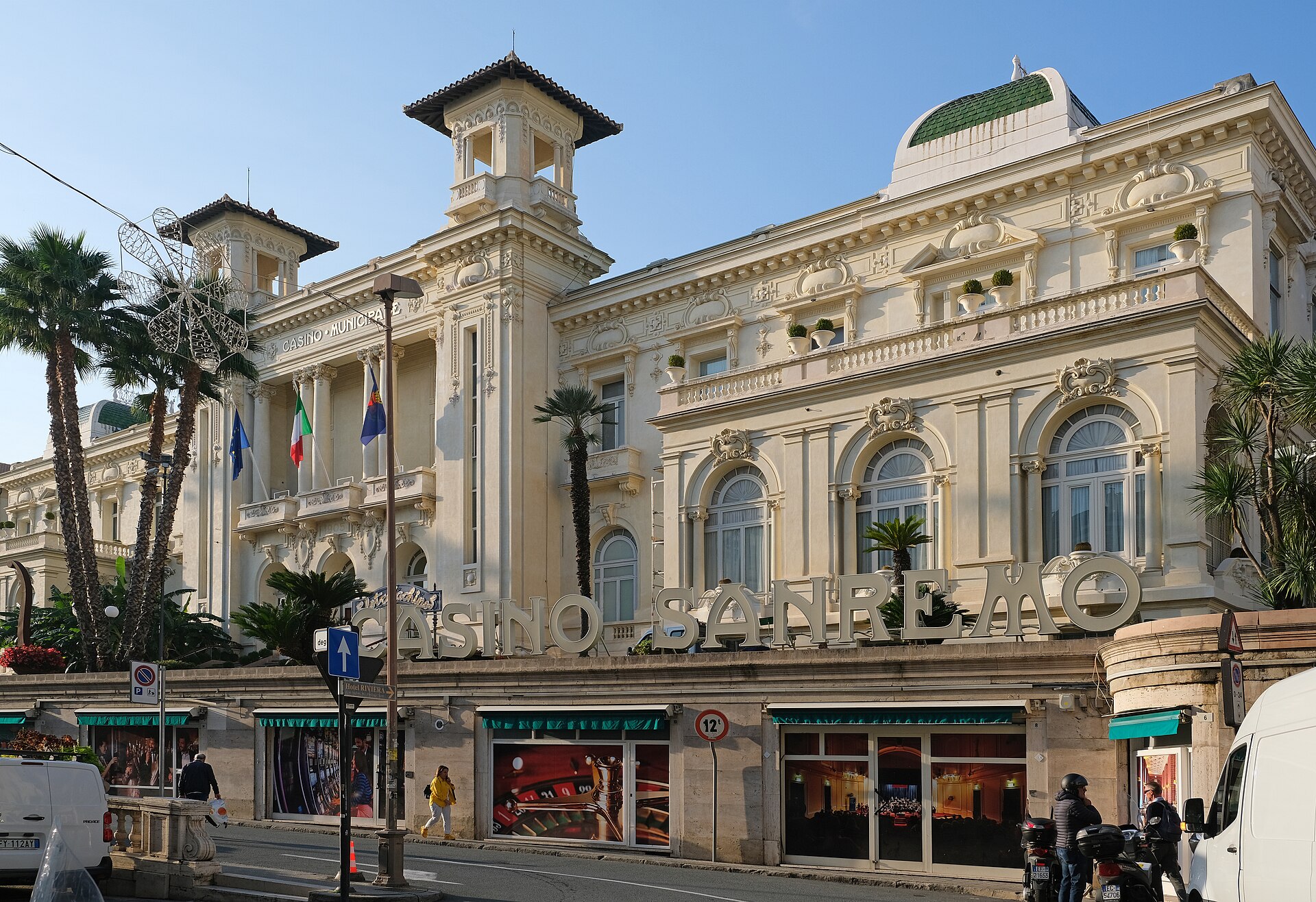 Il Casinò di Sanremo, edificio in stile Liberty simbolo della città, con palme e cielo azzurro